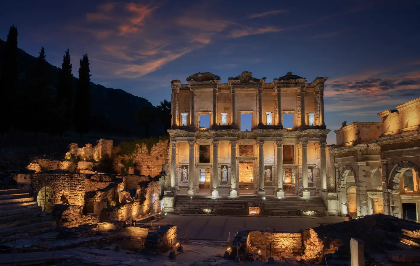 Ruinas Turcas: Ciudades Antiguas del Imperio Romano y Griego, efeso, ephesus, columnas griegas, griega cuidad antigua, iyonic kolumn, biblioteca del celcus, stractura griega Ruinas Turcas: Ciudades Antiguas del Imperio Romano y Griego, efeso, ephesus, columnas griegas, griega cuidad antigua, iyonic kolumn, biblioteca del celcus, stractura griega